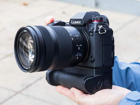 Panasonic Lumix DC S1R
