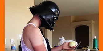 мужчина чистит лук в шлеме