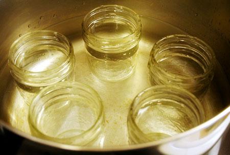 как стерилизовать банки кипячением
