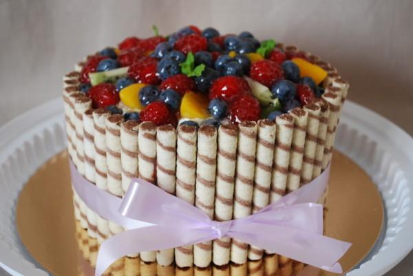 как украсить торты на новый год - вафельными трубочками