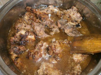 кролик тушится в маринаде из красного вина