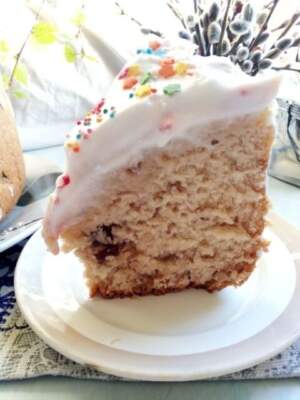 отрезанный кусок кулича пасхального