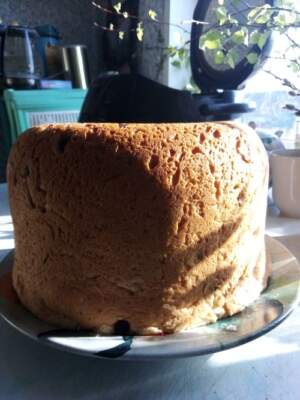 готовый кулич, испеченный в мультиварке