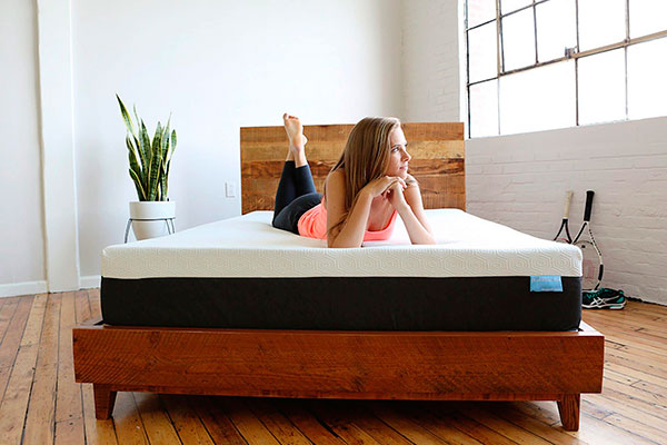 Девушка на кровати