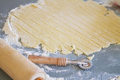 нарезанный на полоски корж теста