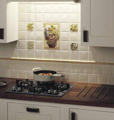 объемное панно и мозаика из кафельной плитки на кухне