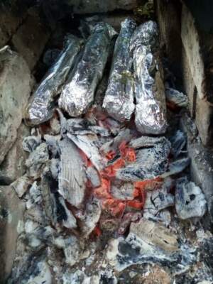 кукуруза в початках в фольге на костре