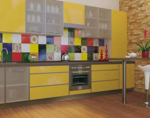 сочетание плитки для кухни контрастных цветов