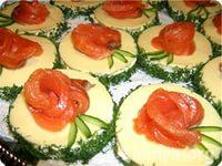 праздничные бутерброды с розами из семги