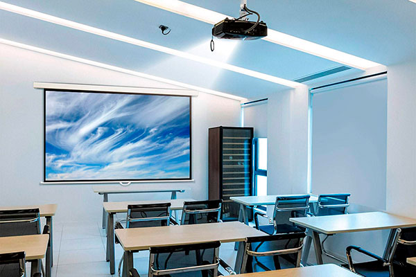Проектор в школьном классе