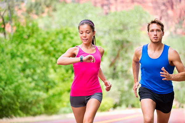 Парень и девушка на пробежке
