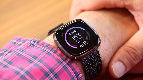 Смарт часы на руке