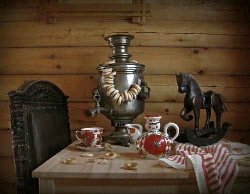 самовар с баранками на столе