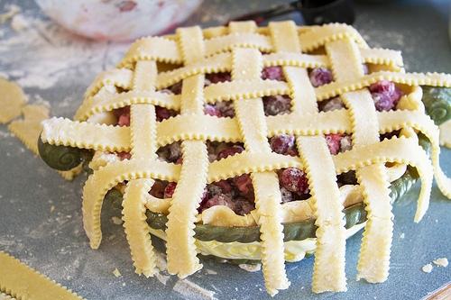 украшаем полосками верх пирога