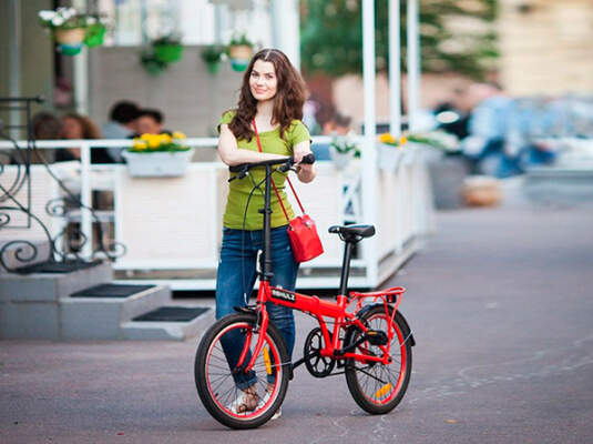 Девушка со складным велосипедом