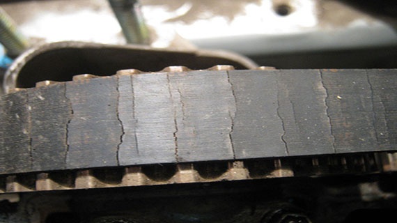 Когда нужно менять ремень ГРМ: признаки износа и последствия обрыва