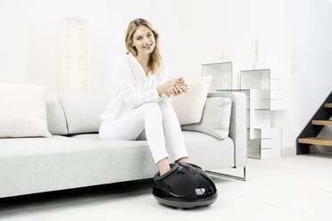 Обзор массажёров для ног: роликовые, компрессионные и гидромассажные