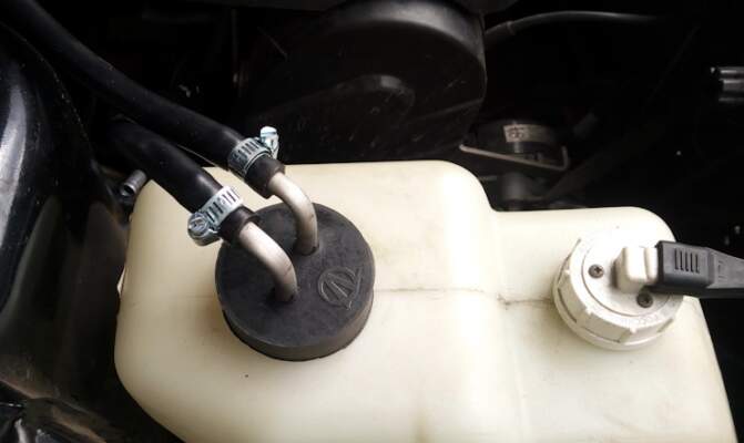 Как работает подогрев жидкости стеклоомывателя и нужен ли он летом