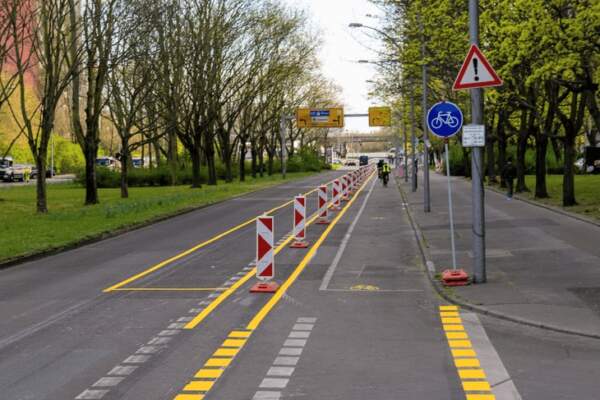 Разбор ПДД через тренды: новые дорожные знаки, разметка, электронные регулировщики