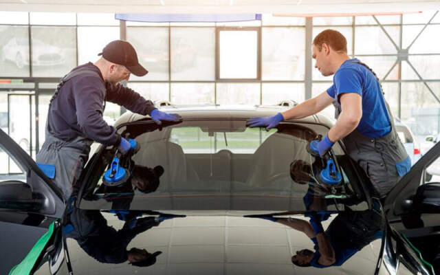 Лобовое стекло: скол/трещина — когда ремонтировать, когда менять и как это влияет на регламент и безопасность