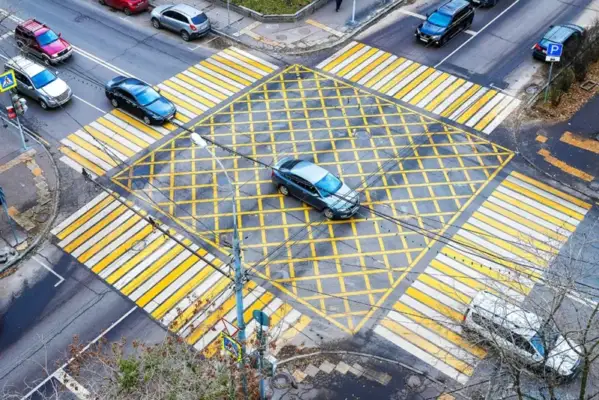 Новая разметка и знаки 2025: «вафельница», островки, Т‑7