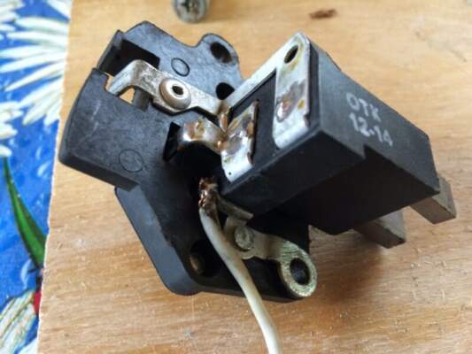 Почему мигает ближний свет фар: причины и способы устранения