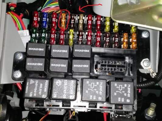 Почему мигает ближний свет фар: причины и способы устранения