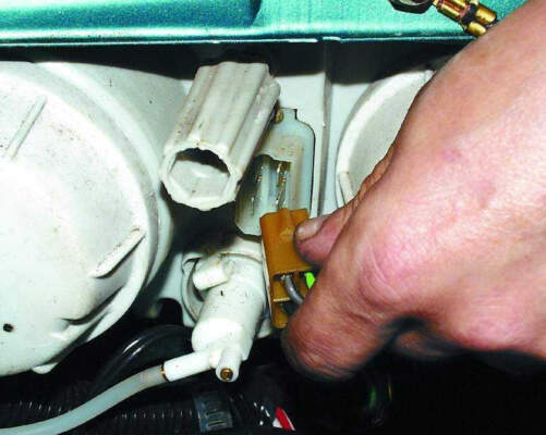 Фары: запотевание, герметизация, осушители — как лечить надёжно