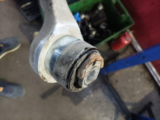 Сайлентблоки и рычаги подвески: когда менять целиком и когда достаточно перепрессовать