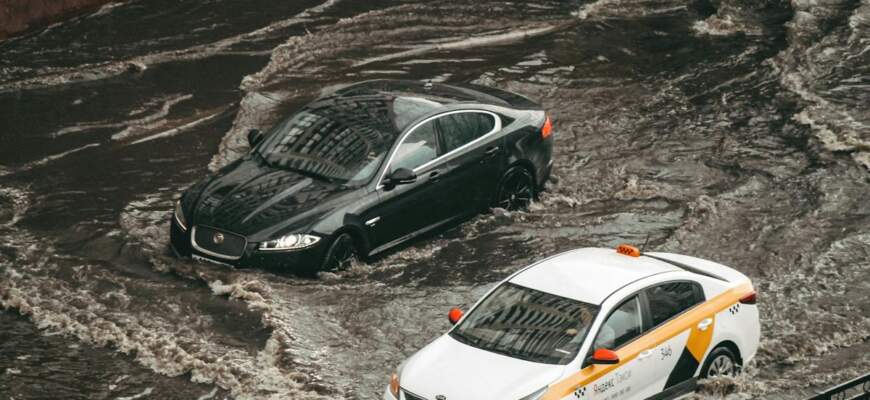 Затопленная дорога с машинами после сильного летнего ливня