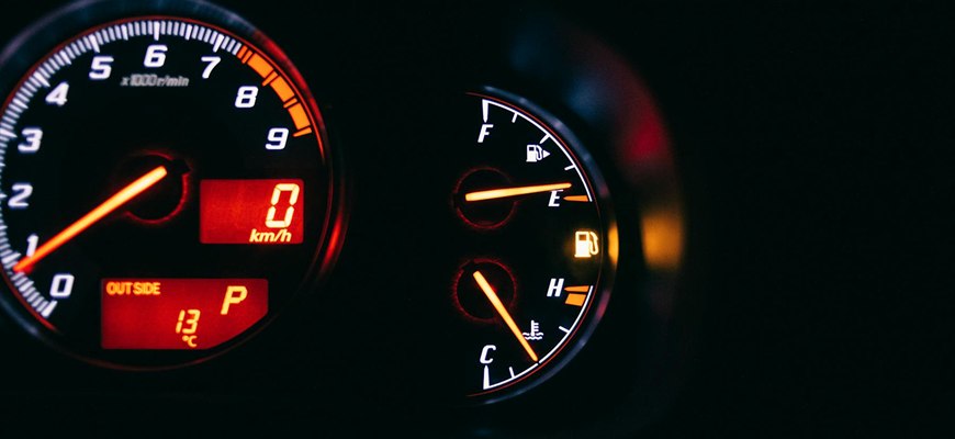 Указатель топлива на панели автомобиля