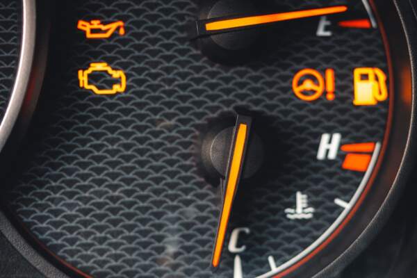 На панели приборов автомобиля горит значок Check Engine